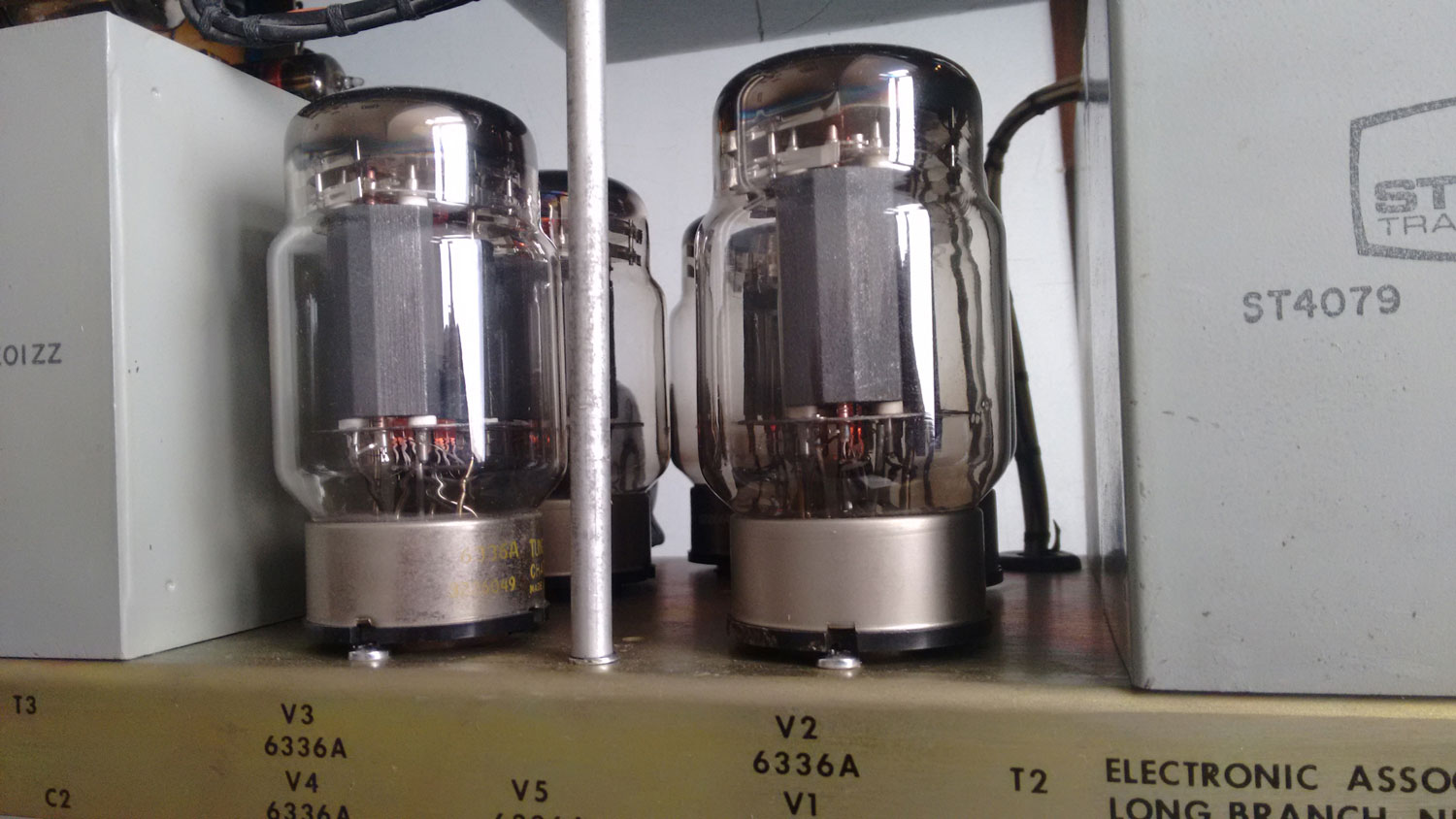 Fünf Doppel-Trioden in Betrieb mit einer möglichen Maximalleistung von 600 Watt. 