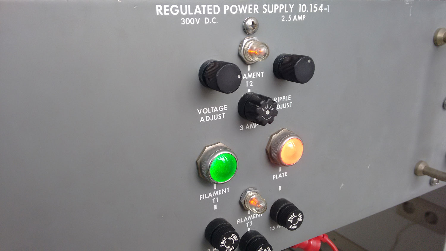 Betrieb des 45 kg schweren 300V-Netzteils Type 10.154, das die Anodenspannung für die Rechneverstärker erzeugt.