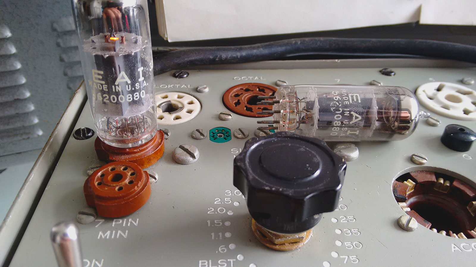 Eine Elektronenröhre vom Typ 7719 im Tube Tester TV-7 D/U