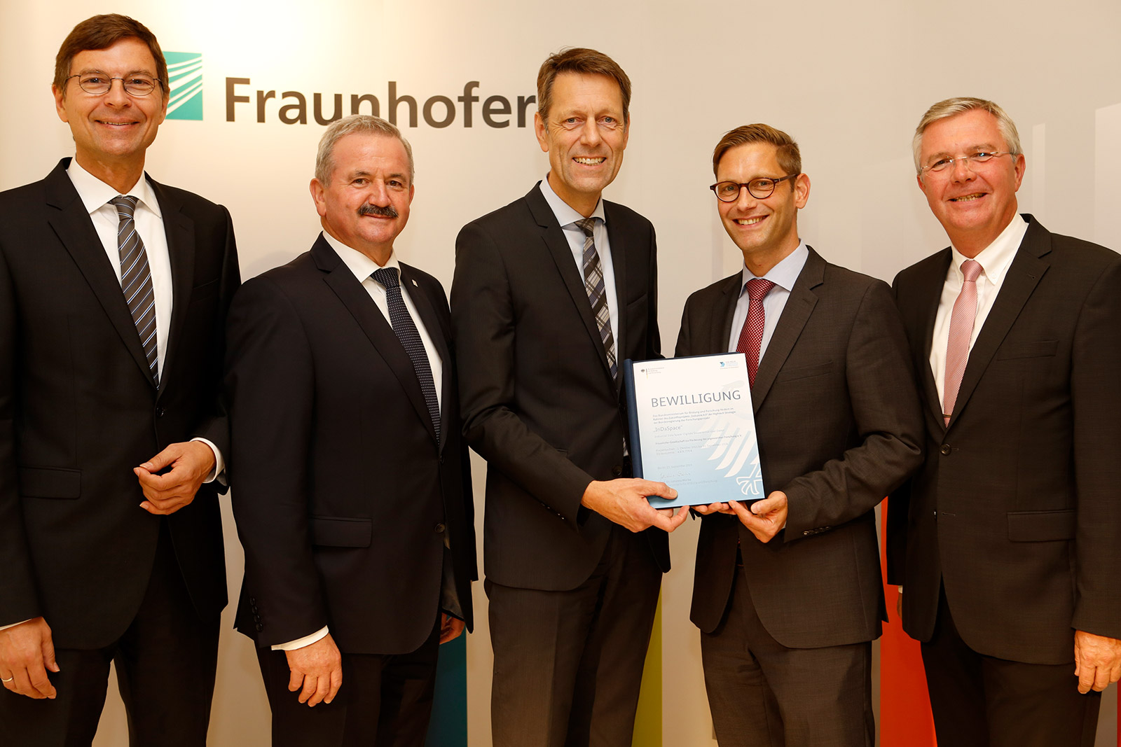 Personen v.l.n.r.: Prof. Dr. Stefan Wrobel, Prof. Dr. Reimund Neugebauer, Dr. Georg Schütte, Prof. Dr. Boris Otto, Prof. Dr. Michael ten Hompel Presentation of the notice of funding approval for the Industrial Data Space in Berlin on September 23, 2015. © Matthias Heyde/Fraunhofer